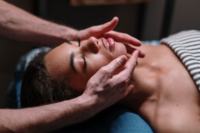 massage therapy benefits: manage stress levels